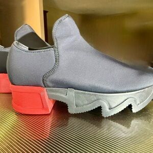 Stylish Women’s sz 5 Black and Red Slip-On Sneakers IRI NYC